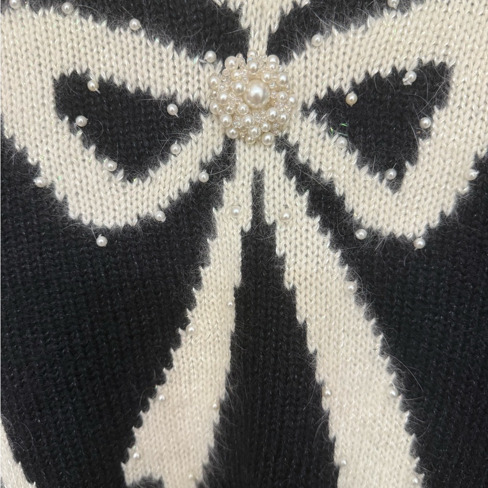 Vintage Jaclyn Smith Black Sweater w/Bow Design & Pearl Detail. - Picture 2 of 4